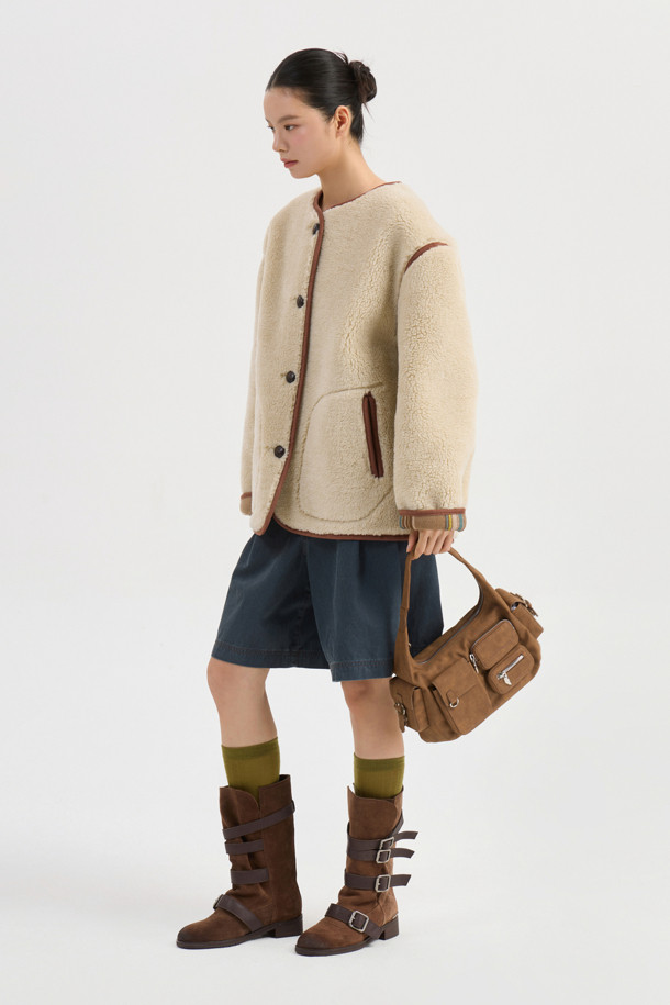 라운드 넥 페이크 퍼 점퍼 (라이트 베이지)는 부드러운 촉감의 페이크 퍼 소재로 제작되어 가을과 겨울에 따뜻하게 입을 수 있는 여성용 점퍼입니다. 힙 기장의 박시 핏 디자인으로 캐주얼하면서도 클래식한 스타일을 연출하며, 양면 착용이 가능하여 다양한 분위기를 낼 수 있습니다. 라이트 베이지 컬러의 무지 디자인은 어떤 옷에도 잘 어울리며, 버튼 여밈 방식과 긴 소매 기장으로 편안함을 더했습니다. 스웨이드 파이핑 디테일이 고급스러움을 더하며, 겨울 데일리룩, 모임룩, 데이트룩 등 다양한 TPO에 활용하기 좋습니다.
