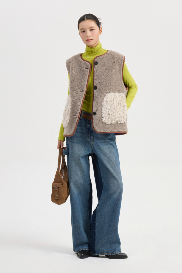 "Re-Order" 라운드 넥 페이크 퍼 머스탱 베스트 (다크 베이지)는 부드러운 페이크 퍼와 스웨이드 소재로 제작되어 포근한 착용감을 선사합니다. 숏 기장에 힙을 살짝 덮는 기장감으로, 캐주얼과 스트릿 스타일을 넘나들며 다양한 룩에 활용하기 좋습니다. 안감은 플리스, 두꺼운 두께감으로 가을, 겨울 시즌 따뜻하게 입을 수 있으며, 아웃포켓과 소뿔 단추, 후드 디자인으로 포인트를 더했습니다. 여유로운 핏과 민소매 디자인으로 활동성을 높여 겨울 데일리룩, 동네 마실룩, 산책룩에 편안하게 매치할 수 있습니다.
