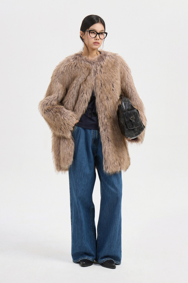 Fake Fox 노 칼라 코트 (브라운)는 부드러운 페이크 퍼와 페이크 폭스 소재로 제작되어 포근한 착용감을 선사합니다. 무릎 기장의 오버핏 디자인으로, 스타일리시하면서도 유니크한 분위기를 연출하며, 노 칼라 타입의 캐스카 여밈 방식으로 편안하게 착용할 수 있습니다. 가을, 겨울 시즌에 어울리는 두꺼운 두께감으로 보온성을 높였으며, 로고 패턴 안감으로 고급스러움을 더했습니다. 데이트룩, 모임룩, 연말 모임룩 등 다양한 TPO에 활용 가능하며, 클래식, 미니멀, 시크 스타일을 즐겨 입는 여성분들께 추천합니다. 브라운 컬러의 무지 디자인은 어떤 스타일에도 쉽게 매치할 수 있어 활용도가 높습니다.
