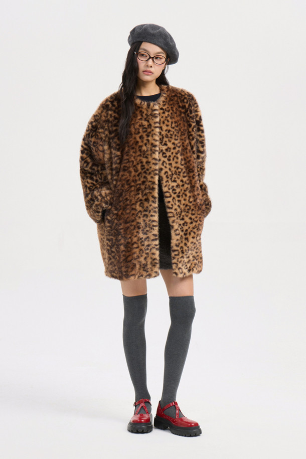 세련된 분위기를 연출하는 페이크 폭스 노 칼라 코트입니다. 오버핏 디자인에 무릎 기장으로, 겨울철 따뜻함과 스타일리시함을 동시에 잡았습니다. 멀티컬러와 레오파드 패턴으로 유니크함을 더하며, 부드러운 페이크 퍼 소재가 포근한 착용감을 선사합니다. 가볍고 풍성한 실루엣에 럭키 로고 패턴 안감으로 포인트를 주어 고급스러운 무드를 연출합니다. 모임룩, 연말 모임룩에 시크하고 클래식한 스타일을 더해보세요.
