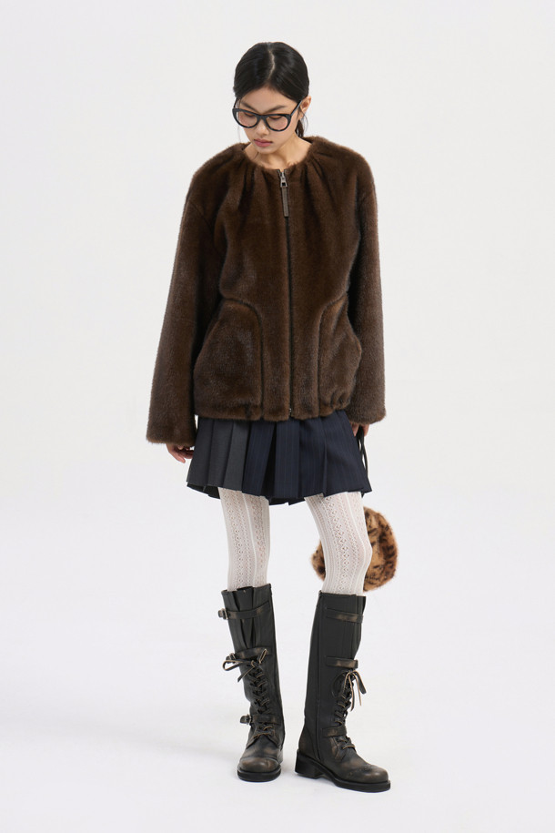 FAKE 밍크 퍼 라운드 넥 점퍼(브라운)는 여성 고객을 위한 아우터입니다. 가을, 겨울 시즌에 어울리는 두꺼운 두께감의 퍼 코트로, 부드러운 촉감이 특징입니다. 우아한 스타일을 연출하며, 무지 패턴에 레귤러핏으로 제작되었습니다. 안감에는 LUCKY 로고 패턴이, 포켓 라인에는 FAKE 레더 원단 처리가 되어 있습니다. 데이트룩, 모임룩, 연말 모임룩 등 다양한 TPO에 클래식, 미니멀, 로맨틱 스타일로 활용하기 좋습니다.
