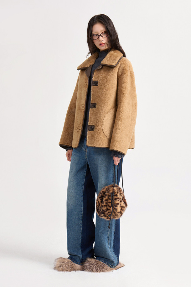 포근하고 부드러운 페이크 퍼 소재의 카멜 컬러 점퍼입니다. 캐주얼, 미니멀, 클래식 스타일을 아우르며, 가을, 겨울 시즌 데이트룩, 모임룩에 활용하기 좋습니다. 크롭 기장에 루즈핏 또는 오버핏으로 연출 가능하며, 2WAY 착용 가능한 리버시블 디자인과 아웃포켓, 페이크 레더 파이핑 디테일이 특징입니다. 긴 소매에 버튼 여밈 방식으로 편안하게 착용할 수 있습니다. 두께감 있는 소재로 따뜻함과 스타일을 동시에 잡아보세요.
