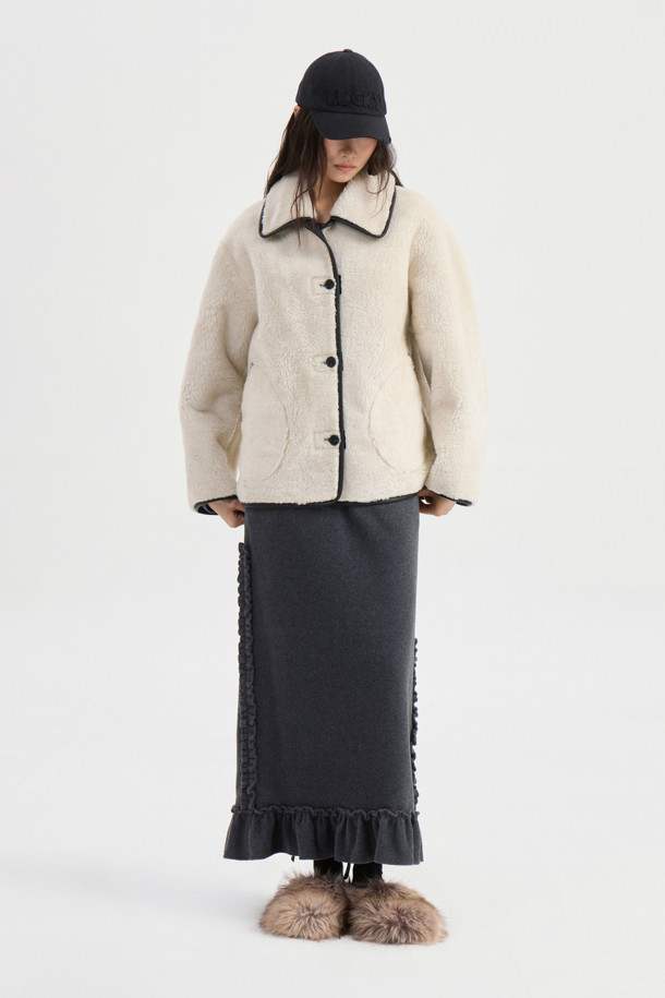 아이보리 컬러의 페이크 퍼 점퍼입니다. 부드러운 촉감의 페이크 퍼 소재로 제작되었으며, 가을과 겨울에 따뜻하게 착용할 수 있습니다. 캐주얼 스타일의 무지 디자인으로, 루즈핏과 오버핏 두 가지 핏으로 연출 가능합니다. 페이크 레더 파이핑 디테일과 아웃포켓, 2WAY 착용이 가능한 점이 특징입니다. 데이트룩, 모임룩, 캐주얼, 미니멀, 클래식 스타일을 즐겨 입는 여성분들께 추천합니다.
