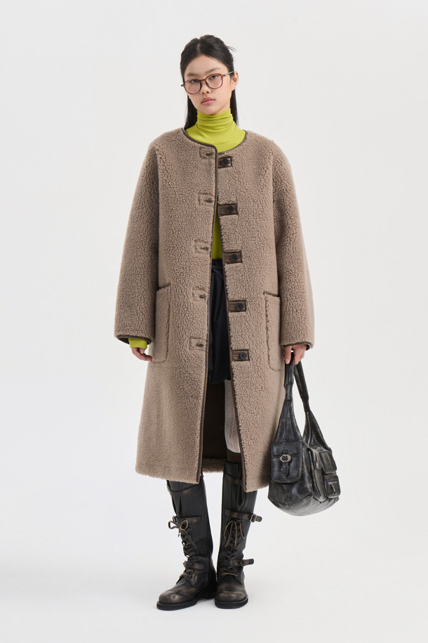 부드러운 촉감의 브라운 컬러 페이크 퍼 롱 코트입니다. 오버핏 디자인에 맥시 기장으로, 가을과 겨울에 따뜻하게 착용할 수 있습니다. 겉감은 울, 인조가죽, 퍼 소재로, 안감은 리버시블 디자인으로 제작되어 다양한 스타일을 연출할 수 있습니다. 싱글 버튼 여밈 방식과 아웃포켓 디테일이 돋보이며, 데이트룩, 캐주얼, 클래식, 미니멀 스타일 모두 소화 가능합니다. 시어링 코트 스타일로, 페이크 레더 마감 처리된 오버사이즈 코트입니다.
