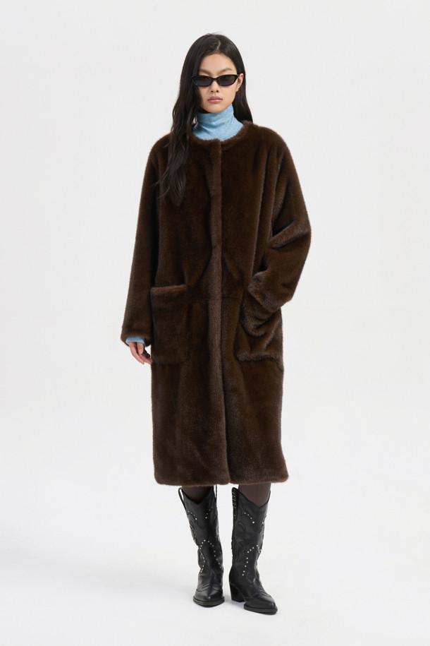 Fake 밍크 롱 코트(브라운)는 우아하고 클래식한 스타일을 연출하는 여성용 코트입니다. 부드러운 촉감의 폴리에스테르와 밍크 소재로 제작되어 가을, 겨울 시즌에 따뜻하게 착용할 수 있습니다. 롱 기장의 슬림핏 디자인으로, 라운드넥과 아웃포켓 디테일이 돋보입니다. 럭키(LUCKY) 로고 패턴 안감과 캐스카로 오픈 클로징 방식으로 고급스러움을 더했습니다. 모임룩, 연말 모임룩, 오피스룩 등 다양한 TPO에 미니멀하고 세련된 스타일을 완성해 보세요.
