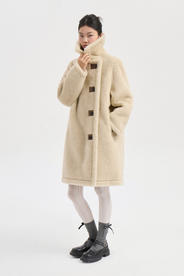 라이트 베이지 컬러의 페이크 퍼 테디베어 코트입니다. 부드러운 촉감의 페이크 퍼와 울 소재 혼방으로 제작되어 포근함을 선사하며, 가을과 겨울에 따뜻하게 착용하기 좋습니다. 롱 기장에 오버사이즈 실루엣, 코쿤 핏으로 편안하면서도 스타일리시한 연출이 가능합니다. 양면 착용이 가능한 리버시블 디자인으로, 하이넥 스타일과 소뿔 단추 여밈 디테일이 특징입니다. 출근룩, 모임룩, 데이트룩 등 다양한 TPO에 클래식, 캐주얼, 미니멀 스타일로 활용해 보세요.
