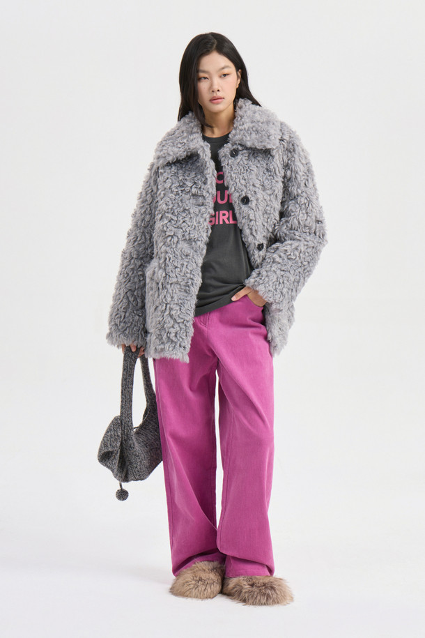 페이크 울 카라 퍼 점퍼 (라이트 그레이)는 부드러운 촉감의 페이크 퍼와 시어링 소재를 사용하여 포근함을 더한 여성용 점퍼입니다. 가을과 겨울에 어울리는 두꺼운 두께감으로 따뜻하게 착용할 수 있으며, 오버핏과 코쿤핏으로 편안한 착용감을 선사합니다. 빅 사이즈 카라와 아웃포켓, 소뿔 단추 디테일이 돋보이며, 턴업 소매로 다양한 스타일 연출이 가능합니다. 데이트룩, 모임룩 등 특별한 날은 물론 캐주얼, 클래식, 미니멀 스타일에도 잘 어울리는 다용도 아우터입니다. 라이트 그레이 컬러로 어떤 옷에도 쉽게 매치할 수 있어 활용도가 높습니다.
