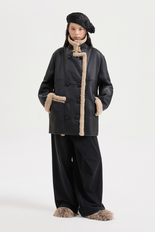 [Atelier] 라이더 리얼 머스탱 (블랙)은 메릴리뇨 램스킨 소재로 제작되어 부드러운 촉감을 자랑하는 무스탕입니다. 가을과 겨울, 일상에서 클래식하고 스타일리시한 무드를 연출하며, 오버핏에 힙 기장의 디자인으로 편안한 착용감을 선사합니다. 블랙 컬러에 싱글 버튼 여밈 방식과 금속 단추, 핸드메이드 위빙 테이프 장식, 카라 디테일이 더해져 고급스러움을 더했습니다. 겨울 데일리룩, 데이트룩, 모임룩 등 다양한 TPO에 맞춰 클래식, 미니멀, 시크 스타일을 완성해 보세요.
