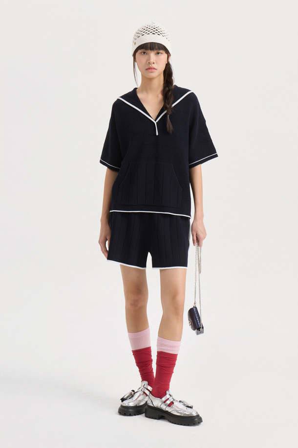 다크 네이비 컬러의 [Re-Order] Color Piping Knit Shorts는 여름철 시원하게 즐길 수 있는 여성용 니트 쇼츠입니다. 얇고 시원한 촉감의 니트 소재에 레귤러 핏으로 편안함을 더했으며, 컬러 파이핑 디테일과 세로 조직감, 볼륨감 있는 조직으로 포인트를 주어 캐주얼한 스타일을 연출합니다. 체형 커버에도 효과적인, 데일리하게 활용하기 좋은 무지 디자인의 숏 기장 바지입니다.
