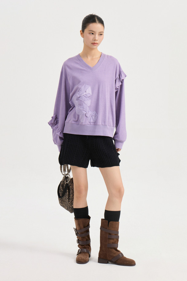 Entry Side Frill Knit Shorts (블랙)는 부드러운 울 혼방 소재로 제작되어 봄, 가을에 착용하기 좋은 여성 니트 쇼츠입니다. 허리 이밴딩과 옆라인 프릴 디테일이 캐주얼하면서도 유니크한 스타일을 연출하며, 케이블 및 스트라이프 패턴의 립 조직이 특징입니다. 레귤러핏으로 편안하게 착용 가능하며, 동네 마실룩, 집콕룩, 카페룩 등 다양한 TPO에 활용하기 좋습니다. 캐주얼, 미니멀, 클래식 스타일을 즐겨 입는 분들께 추천합니다.
