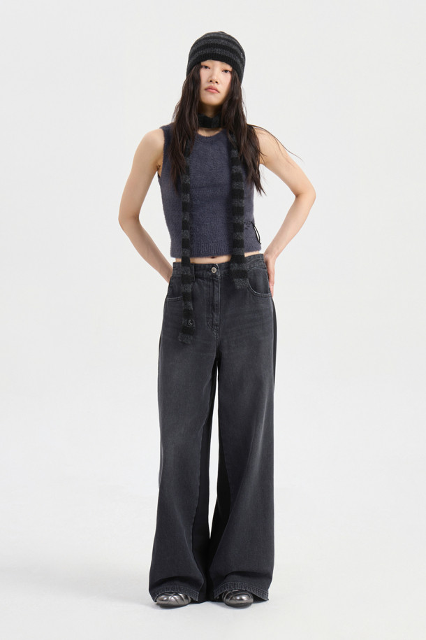 Jersey Mix Back Banding Denim Pants (블랙)는 캐주얼한 무드의 여성 데님 팬츠입니다. 블랙 컬러에 사계절 착용 가능하며, 데이트룩, 모임룩 등 다양한 TPO에 활용할 수 있습니다. 져지 소재와 데님의 혼방으로 편안한 착용감을 선사하며, 루즈핏 와이드 레그 디자인으로 스타일리시함을 더했습니다. 뒤 허리 밴딩 처리로 활동성을 높였으며, 로고 캔톤, 리벳 디테일, 뒷포켓 스티치 자수, 밑단 술풀림 디자인으로 포인트를 주었습니다. 미니멀, 클래식 스타일을 즐겨 입는 분들께 추천합니다.
