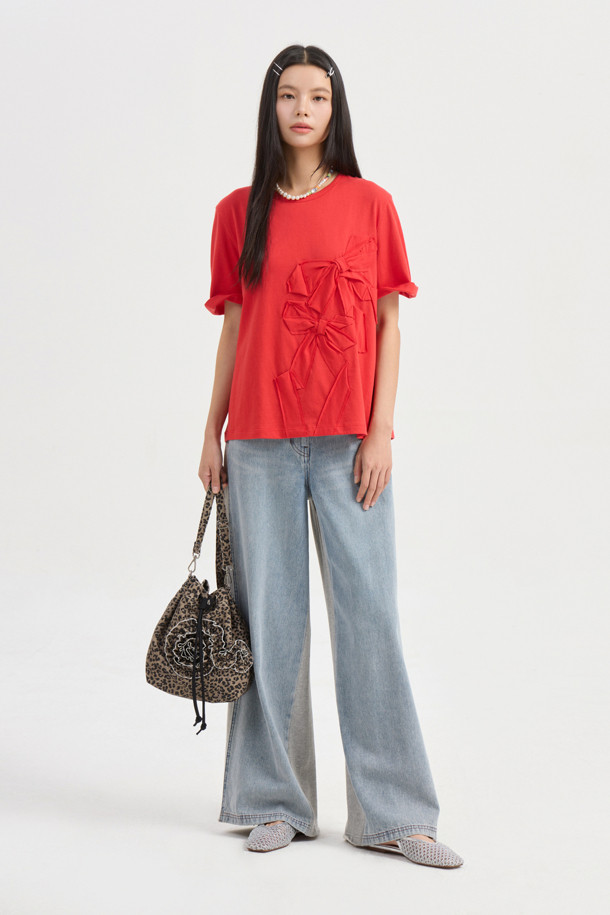 [Re-Order] 져지 믹스 백 밴딩 데님 팬츠 (blue)는 캐주얼과 스트리트 스타일을 모두 소화할 수 있는 여성 데님 팬츠입니다. 봄, 여름, 가을 계절에 적합하며, 와이드 핏과 맥시 기장으로 편안하면서도 스타일리시한 연출이 가능합니다. 데님과 져지 소재의 믹스 매치로 편안한 착용감을 선사하며, 럭키슈에뜨 로고 캔톤, 리벳 디테일, 뒷포켓 스티치 자수, 밑단 술풀림 디자인 등의 특징을 갖추고 있습니다. 뒷밴딩 처리로 활동성을 높였으며, 데일리룩에 포인트 아이템으로 활용하기 좋습니다.
