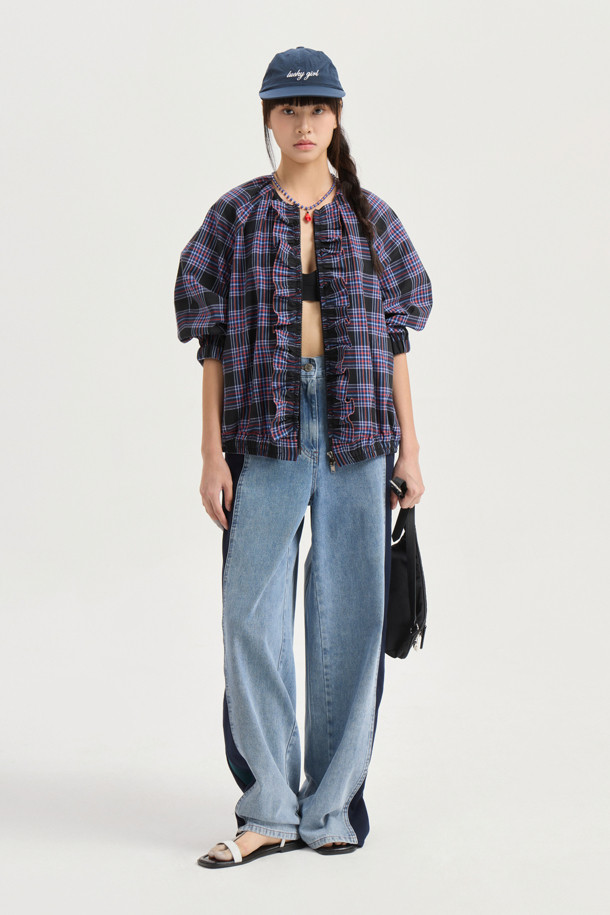 Jersey Back Banding 데님 와이드 팬츠 (블루)는 캐주얼한 스타일의 여성용 데님 와이드 팬츠입니다. 봄, 가을에 착용하기 좋으며, 뒷밴딩 처리로 편안한 착용감을 선사합니다. 앞 중심 지퍼, 로고 캔톤, 리벳 디테일, 사이드 배색 절개가 특징이며, 세미 와이드 핏의 맥시 기장으로 다리가 길어 보이는 효과를 줍니다.
