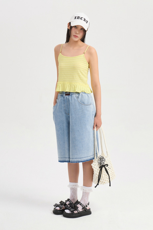 [Re-Order] Midi Banding Denim Pants (blue)는 캐주얼한 스타일의 여성 데님 숏팬츠입니다. 무릎 위 기장으로 시원하게 착용 가능하며, 밴딩 허리 디자인과 루즈핏으로 편안함을 더했습니다. 앞 중심 개발 라벨과 뒤 포켓 스티치 자수 디테일이 돋보이며, 크롭 티셔츠와 함께 코디하여 더욱 스타일리시하게 연출할 수 있습니다.
