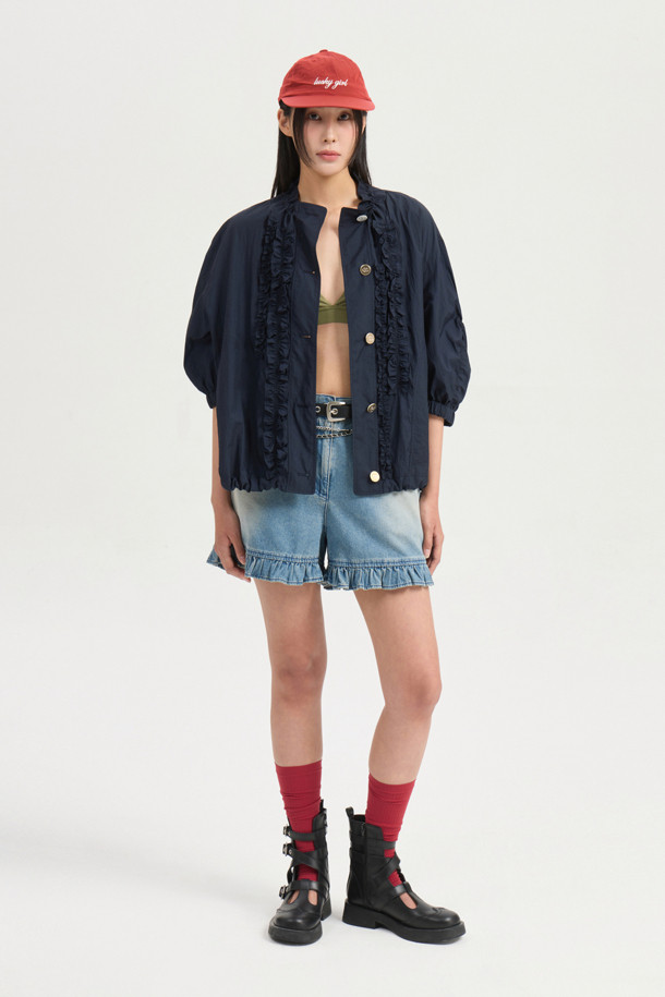 [Re-Order] Hem Frill Back Banding 데님 숏팬츠 (blue)는 여성스러운 스타일의 캐주얼 숏팬츠입니다. 뒷면 밴딩 처리로 편안한 착용감을 제공하며, 프릴 디테일이 돋보입니다. 데님 소재로 제작되었으며, 로고 캔톤, 리벳, 뒷 포켓 스티치 자수, 앞 중심 지퍼 등 섬세한 디테일을 더했습니다. 봄, 여름 시즌에 시원하게 즐겨 입을 수 있습니다.
