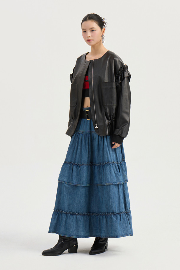 프릴 밴딩 데님 롱 스커트 (블루)는 캐주얼하면서도 여성스러운 무드를 연출하는 데님 롱 스커트입니다. 허리 밴딩과 셔링 디테일이 편안한 착용감과 함께 자연스러운 실루엣을 선사하며, A라인 핏으로 다리가 더욱 길어 보이는 효과를 줍니다. 맥시 기장으로 우아함을 더하고, 레터링 자수 포인트가 밋밋함을 덜어줍니다. 봄, 가을 시즌에 데이트룩, 동네 마실룩, 봄 소풍룩 등 다양한 TPO에 맞춰 스타일리시하게 연출할 수 있습니다. 데님 소재 특유의 뻣뻣한 촉감이 특징이며, 미니멀, 로맨틱 스타일을 즐겨 입는 여성분들께 추천합니다.
