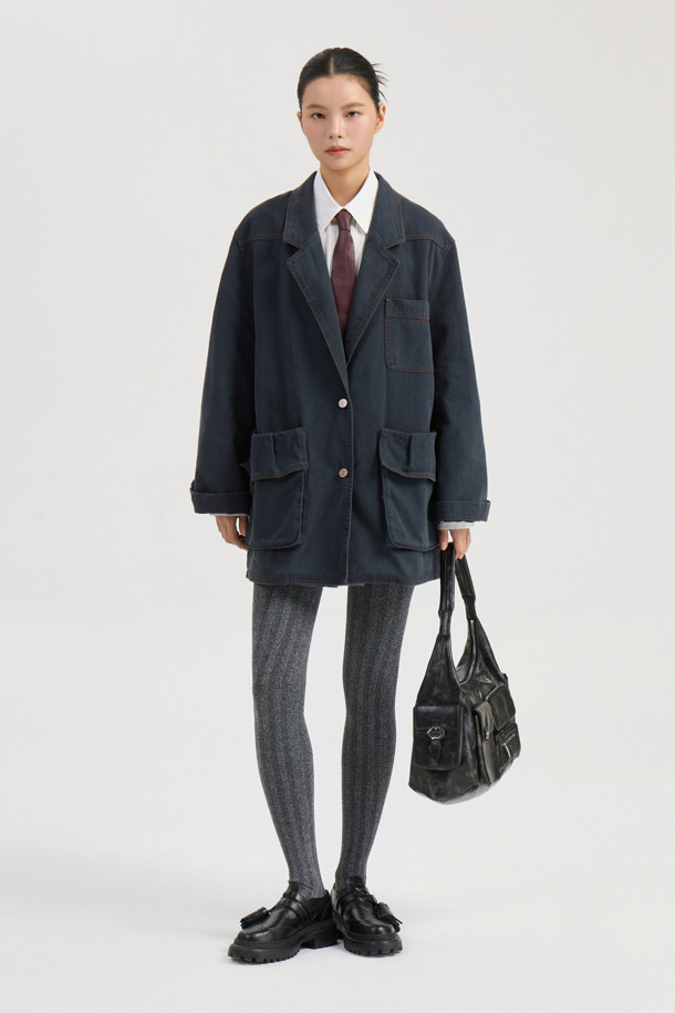 다크 그레이 컬러의 Pocket Point 워싱 데님 재킷입니다. 캐주얼 및 스트릿 스타일을 즐기는 분들께 적합하며, 봄, 가을 시즌에 활용하기 좋습니다. 오버핏으로 제작되어 편안한 착용감을 선사하며, 워싱 가공과 빅 아웃포켓, 턱 디테일이 특징입니다. 데이트룩이나 쇼핑룩에 코디하여 개성 있는 스타일을 연출해보세요. 긴 소매와 버튼 여밈 방식의 레귤러 기장 디자인입니다.
