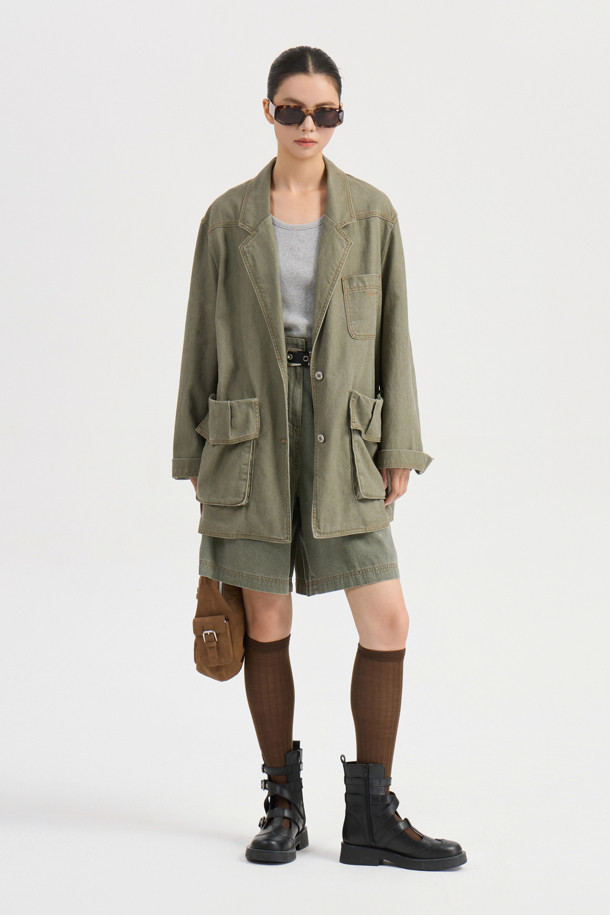 포켓 포인트 워싱 데님 재킷 (카키)은 캐주얼한 무드를 연출하는 데님 소재의 오버핏 재킷입니다. 봄, 가을에 착용하기 좋으며, 워싱 처리된 데님 특유의 빈티지한 멋을 느낄 수 있습니다. 빅 아웃포켓과 턱 디테일, 금속 단추, 피그먼트 염색 기법으로 디자인의 완성도를 높였습니다. 동네 마실룩이나 봄 소풍룩에 잘 어울리며, 미니멀, 워크웨어 스타일을 즐겨 입는 분들께 추천합니다. 넉넉한 기장감과 긴 소매로 편안한 착용감을 선사합니다.
