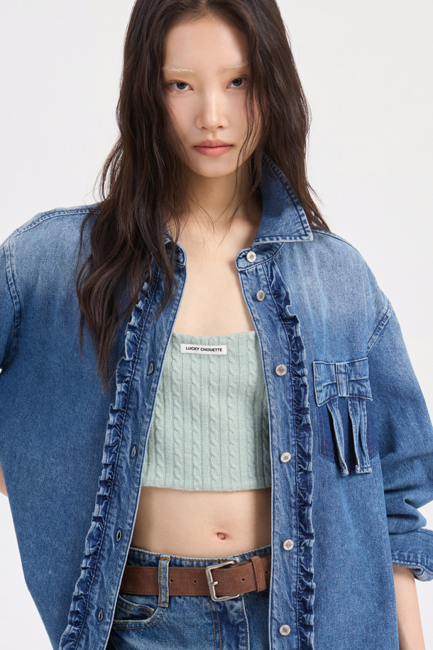 리본 포인트 데님 블라우스 (블루)는 캐주얼한 무드의 여성 의류입니다. 셔츠 칼라에 앞 중심 단추 여밈으로 간편하게 착용할 수 있으며, 가슴 포켓의 리본 디테일이 사랑스러운 포인트를 더합니다. 여유로운 루즈핏에 중간 두께감의 데님 소재로 봄, 가을에 활용하기 좋습니다. 데이트룩, 모임룩 등 다양한 TPO에 맞춰 캐주얼, 클래식, 미니멀 스타일을 연출해보세요. 앞 중심과 뒤 절개선에 프릴 디테일을 더해 은은한 여성스러움을 강조한 블라우스입니다.
