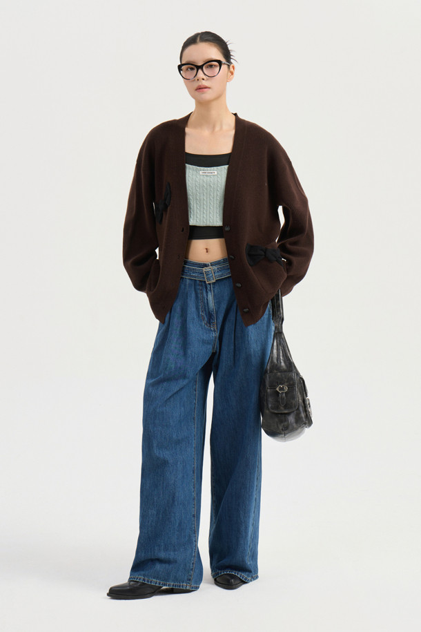 와이드 데님 팬츠 (With Belt)는 여성 고객을 위한 캐주얼 및 스트릿 스타일의 바지입니다. 봄, 가을 계절에 적합하며, 일상용으로 착용하기 좋습니다. 루즈핏의 와이드 실루엣에 벨트가 포함되어 있어 다양한 스타일 연출이 용이합니다. 허리 턱 디테일과 럭키슈에뜨 로고 캔톤, 리벳 디테일이 돋보이며, 맥시 기장으로 다리가 길어 보이는 효과를 줍니다. 무지 디자인의 데님 소재로 제작되어 편안한 착용감을 선사합니다. 
