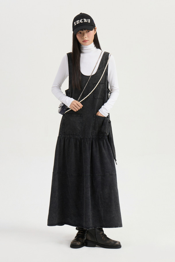 [Re-Order] 레이어드 데님 롱 드레스 (블랙)는 캐주얼, 클래식, 미니멀 스타일을 아우르는 여성 데님 원피스입니다. 봄, 가을에 어울리는 두꺼운 두께감의 블랙 컬러 무지 데님 소재로, 뻣뻣한 촉감이 특징입니다. A라인 핏의 맥시 기장으로, 스퀘어넥과 민소매 디자인이 시원한 느낌을 주며, 데이트룩과 쇼핑룩에 적합합니다. 뒷면 금속 지퍼, 로고 리벳 장식, 앞 포켓 리본 디테일, 허리 셔링 디테일이 더해져 밋밋함을 덜었습니다. 루즈핏으로 편안하면서도 세련된 스타일을 연출할 수 있습니다.
