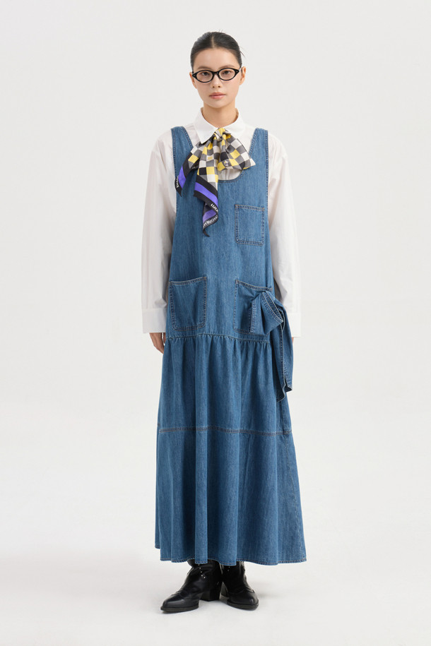 레이어드 데님 롱 드레스 (블루)는 여성스러운 실루엣을 연출해 주는 맥시 기장의 데님 원피스입니다. 캐주얼, 클래식 스타일을 모두 소화할 수 있으며, 봄, 가을에 데이트룩, 카페룩, 봄 소풍룩으로 활용하기 좋습니다. 루즈핏 A라인으로 편안한 착용감을 선사하며, 뻣뻣한 촉감의 데님 소재로 제작되었습니다. 라운드넥 민소매 디자인에 뒷면 지퍼, 로고 리벳, 앞면 포켓, 리본 장식, 허리 셔링 디테일이 더해져 포인트를 더합니다.
