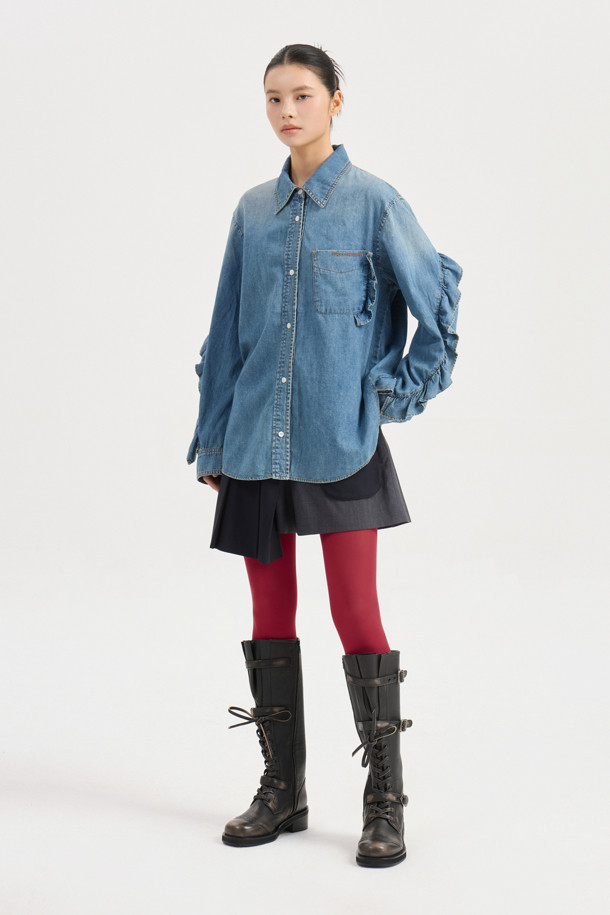 [Re-Order] 프릴 데님 셔츠 블라우스 (블루)는 캐주얼, 미니멀, 클래식 스타일을 모두 아우르는 여성 의류입니다. 봄, 가을에 착용하기 좋으며, 루즈핏의 크롭 기장 디자인으로 시원하고 편안한 착용감을 선사합니다. 차이나 칼라와 긴 소매, 프릴 디테일이 여성스러움을 더하고, 가슴 포켓과 레터링 자수, 앞 중심 단추가 포인트입니다. 데이트룩, 카페룩, 쇼핑룩 등 다양한 TPO에 활용하기 좋은 블루 컬러의 데님 블라우스입니다.
