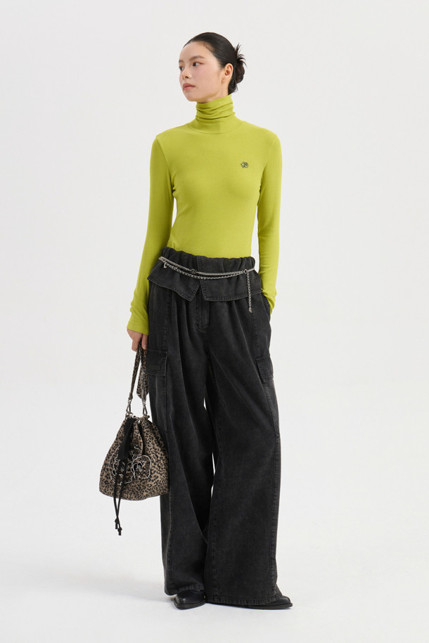 오르비 포인트 백 밴딩 데님 팬츠 (블랙)는 캐주얼, 스트리트, 미니멀 스타일을 즐기는 분들을 위한 데님 팬츠입니다. 사계절 내내 활용 가능한 이 팬츠는 넉넉한 루즈핏으로 편안한 착용감을 선사하며, 무지 디자인으로 어떤 상의와도 쉽게 매치할 수 있습니다. 뒷밴딩 처리와 원턱 디자인이 특징이며, 아웃포켓, 로고 캔톤, 리벳 디테일로 포인트를 더했습니다. 일상, 동네 마실룩, 여행룩 등 다양한 TPO에 활용하기 좋습니다.
