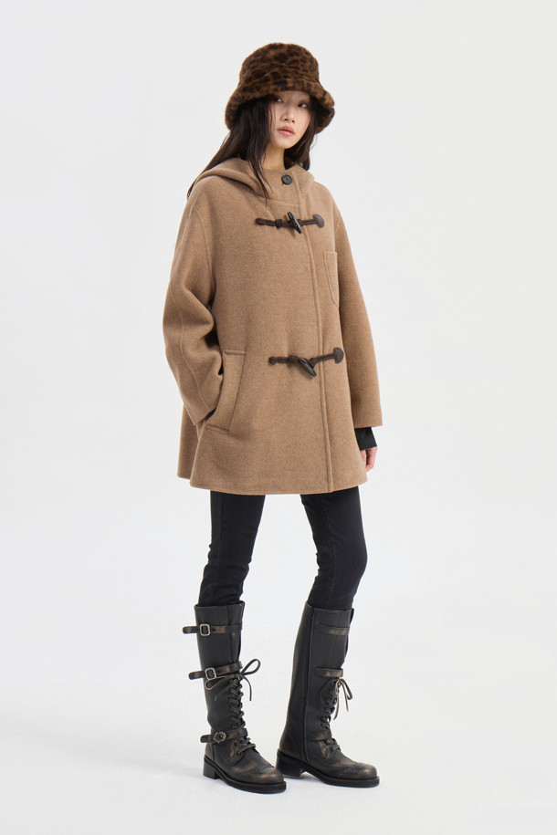 블랙 컬러의 Back Banding Denim 제깅스 팬츠입니다. 데님 소재의 슬림핏으로 제작되었으며, 사계절 내내 착용하기 좋습니다. 허리 뒷부분 밴딩 처리로 편안함을 더했으며, 앞 중심 지퍼와 로고 캔톤, 리벳 디테일, 뒷포켓 텍션지로 포인트를 주었습니다. 캐주얼, 미니멀 스타일을 즐겨 입는 여성분들께 데일리 팬츠로 추천합니다. 얇은 두께감과 신축성 있는 소재로 편안한 착용감을 선사합니다.
