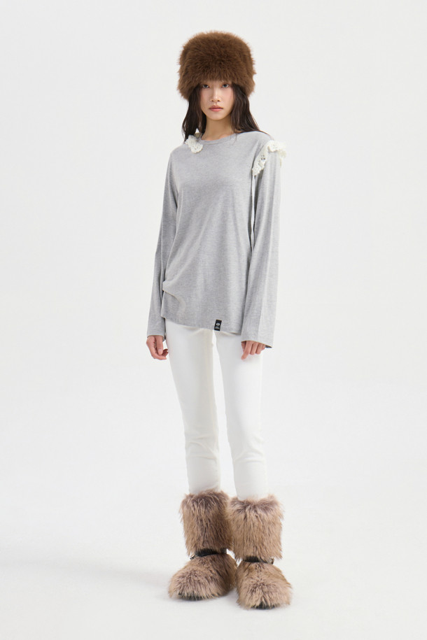 아이보리 컬러의 Back Banding 데님 제깅스 팬츠입니다. 슬림핏으로 떨어지는 긴 기장의 여성용 바지로, 캐주얼, 미니멀, 클래식한 스타일을 연출하기 좋습니다. 뒷밴딩 처리로 편안한 착용감을 선사하며, 앞 중심 지퍼, 로고 캔톤, 리벳 디테일, 뒷포켓 텍스처 등 섬세한 디자인 요소가 돋보입니다. 데님 소재 특유의 신축성 있는 촉감으로 사계절 내내 활용 가능하며, 출근룩으로도 잘 어울립니다. 무지 디자인으로 다양한 상의와 손쉽게 매치할 수 있습니다.
