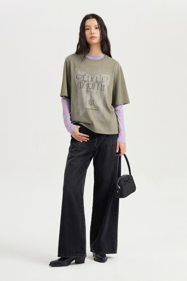 [Re-Order] 세미 와이드 데님 팬츠는 다크 그레이 컬러의 여성 데님 팬츠입니다. 봄, 가을에 어울리는 중간 두께감과 와이드핏으로 편안한 착용감을 선사합니다. 럭키슈에뜨 로고 캔톤과 리벳 디테일, 개발 스티치 자수가 돋보이며, 캐주얼, 미니멀, 클래식 스타일을 모두 아우르는 디자인입니다. 데이트룩, 출근룩 등 다양한 TPO에 활용 가능하며, 어떤 상의와도 쉽게 매치하여 멋스러운 스타일을 연출할 수 있습니다.
