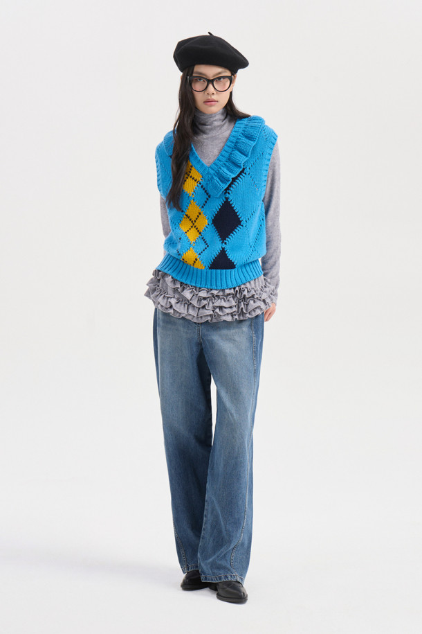 세련된 스타일을 연출하는 Back 리본 포켓 데님 팬츠(블루)입니다. 여성 의류로, 캐주얼, 미니멀, 클래식 스타일을 모두 아우르는 디자인입니다. 봄, 가을에 어울리는 긴 기장의 스트레이트 핏 데님 팬츠로, 옆라인 커브 실루엣과 뒷포켓 리본 디테일이 돋보입니다. 앞중심 지퍼 클로징과 로고 캔톤, 리벳 장식으로 포인트를 더했습니다. 레귤러핏으로 제작되어 편안한 착용감을 선사합니다.
