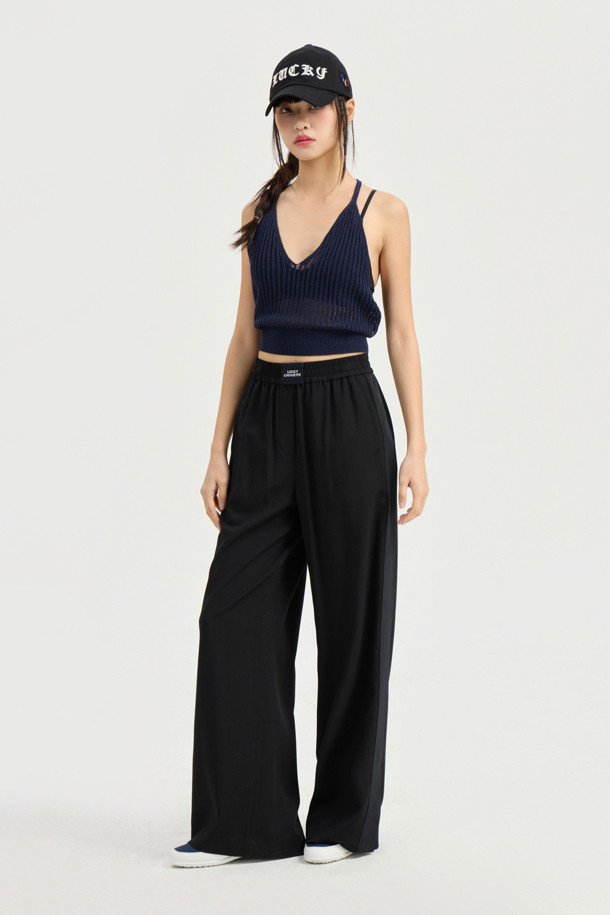 [Re-Order] Waist Point Side Colored Banding Pants (black)는 여성용으로, 캐주얼한 무드의 여름 긴 기장 와이드 밴딩 팬츠입니다. 얇고 루즈한 TR 소재로 제작되어 편안한 착용감을 선사하며, 블랙 컬러에 사이드 배색 디테일과 앞중심 라벨 디테일로 포인트를 더했습니다. 허리 밴딩으로 편안함을 더하고, 무지 디자인으로 어떤 상의와도 쉽게 매치하여 데일리룩을 완성할 수 있습니다.
