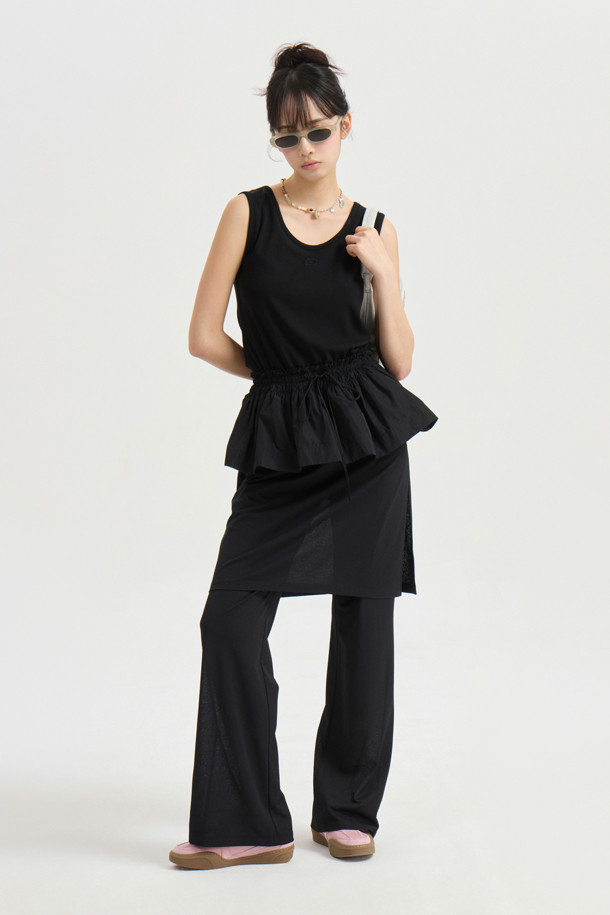 부드러운 저지 소재로 제작된 [Re-Order] Layered Skirt Jersey Banding Pants (black)는 캐주얼한 무드의 여성용 긴바지입니다. 맥시 기장의 부츠컷 디자인에 덧장 H라인 스커트가 레이어드 되어 세련된 스타일을 연출하며, 옆트임 디테일로 활동성을 더했습니다. 허리 밴딩 처리로 편안한 착용감을 제공하며, 사계절 내내 웨어러블하게 즐길 수 있는 아이템입니다.
