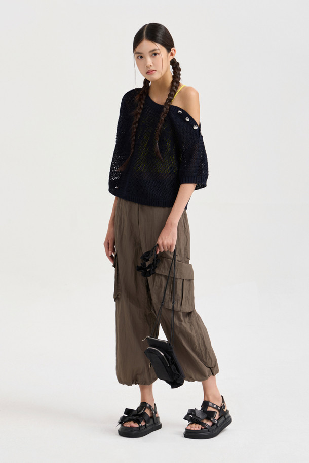 **Pocket Point Back Banding 조거 팬츠 (brown)**는 캐주얼한 스타일의 조거핏 바지로, 편안한 착용감을 선사합니다. 나일론 소재로 제작되어 바스락거리는 촉감이 특징이며, 뒤 허리 밴딩으로 활동성을 높였습니다. 밑단 스트링과 양옆 아웃포켓 디테일로 실용성을 더한 데일리 아이템입니다.
