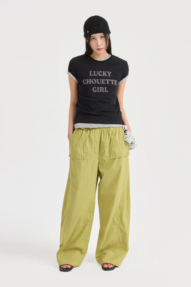 올리브 컬러의 Obi Point Back Banding Pants는 면 혼방 소재의 와이드 팬츠로, 봄, 여름에 시원하게 착용하기 좋습니다. 허리 덧장 디테일과 뒷밴딩으로 편안함을 더했으며, 루즈 핏과 맥시 기장으로 캐주얼한 스타일을 연출합니다. 데일리룩에 활용하기 좋은 무지 디자인의 와이드 팬츠입니다.
