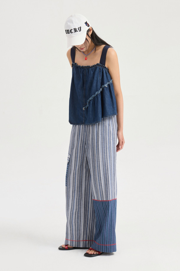 Stripe Mix Banding Pants (blue)는 시원한 여름을 위한 여성 와이드 팬츠입니다. 부드러운 면 소재에 서로 다른 스트라이프 패턴을 믹스하여 캐주얼한 스타일을 연출하며, 밴딩 허리 디자인으로 편안한 착용감을 선사합니다. 블루 컬러에 컬러 배색 스티치와 포켓 디테일이 더해져 디자인의 완성도를 높인 루즈핏 긴바지입니다.
