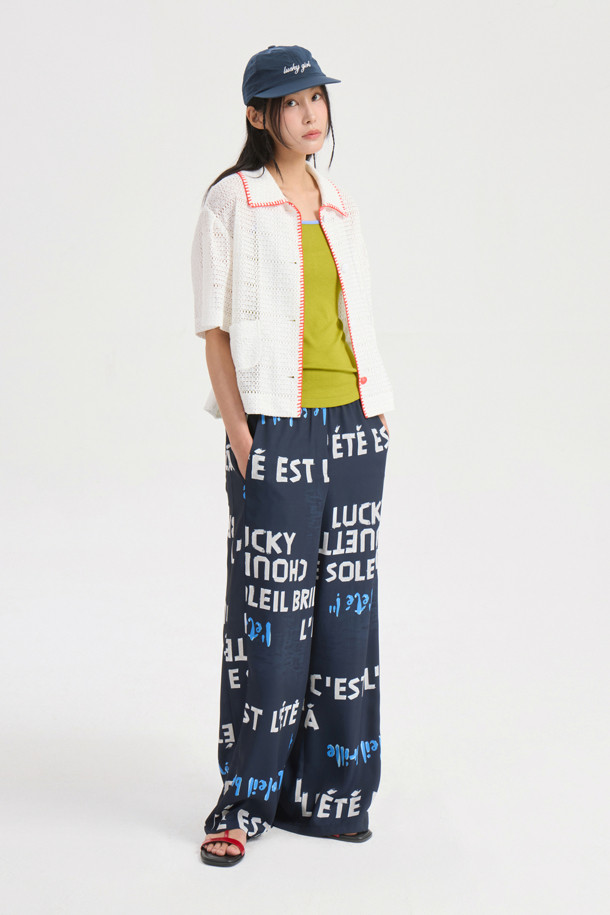 다크 네이비 컬러의 Side Coloring Print Banding Pants는 시원한 폴리에스터 소재로 제작되어 여름철에도 쾌적하게 착용할 수 있습니다. 와이드 핏으로 편안함을 강조하며, 옆라인 스트라이프 배색과 럭키슈에뜨 레터링 프린트가 캐주얼한 스타일을 연출합니다. 맥시 기장의 와이드 팬츠로, 밴딩 처리되어 활동성 또한 높습니다.
