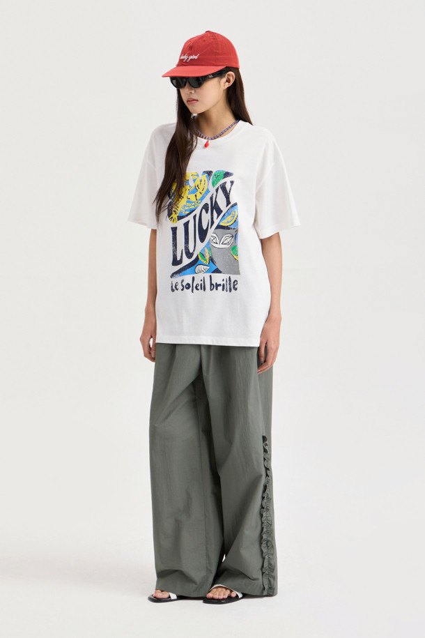 Frill Point Banding Pants (khaki)는 캐주얼한 스타일의 와이드 핏 팬츠입니다. 나일론 소재로 제작되었으며, 양옆 언밸런스 셔링 디테일과 워싱 가공으로 독특한 디자인을 더했습니다. 맥시 기장의 와이드 팬츠로, 허리 밴딩 처리되어 편안하게 착용할 수 있습니다.
