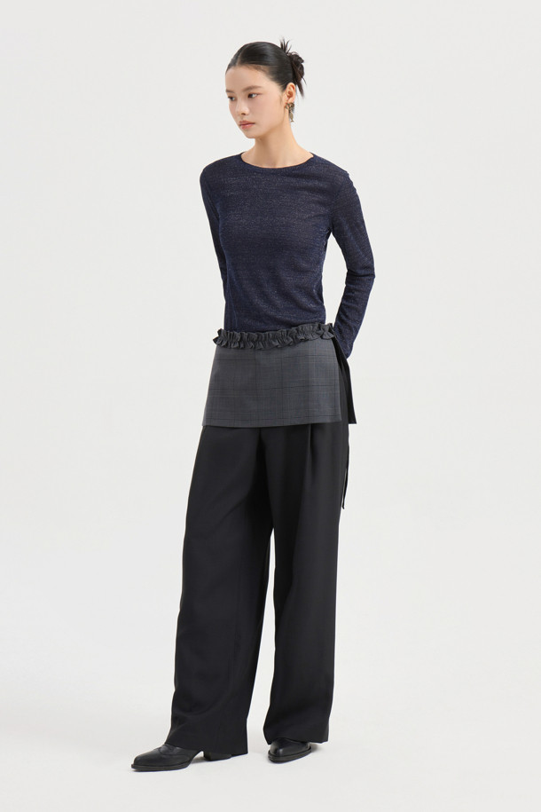 체크 레이어드 탈부착 팬츠 (다크 그레이)는 유니크하고 스마트 캐주얼 스타일을 선호하는 분들을 위한 바지입니다. 일자핏 맥시 기장으로, 탈부착 가능한 덧장 미니스커트와 러플 디테일이 특징입니다. 앞 중심 지퍼와 스냅 여밈으로 편안한 착용감을 제공하며, 폴리 및 울 혼방 소재로 제작되었습니다. 다크 그레이 컬러의 체크 패턴이 돋보이며, 동일 소재 자켓과 함께 코디하여 클래식, 미니멀, 시크한 스타일을 연출할 수 있습니다. 데이트룩, 모임룩, 카페룩 등 다양한 TPO에 활용하기 좋습니다.
