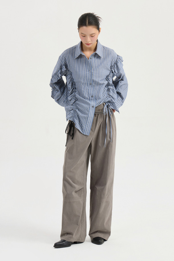 셔링 포인트 백 밴딩 코튼 팬츠 (카키)는 부드러운 면 소재로 제작되어 편안한 착용감을 선사합니다. 뒷밴딩 처리로 허리 부분의 편안함을 더했으며, 셔링 디테일로 포인트를 주어 캐주얼한 무드를 연출합니다. 와이드핏과 맥시 기장으로 다리가 길어 보이는 효과를 주며, 앞 중심 지퍼로 깔끔한 마무리를 더했습니다. 봄, 여름, 가을 계절에 동네 마실룩이나 산책룩 등 편안한 일상 스타일을 완성하기 좋습니다.
