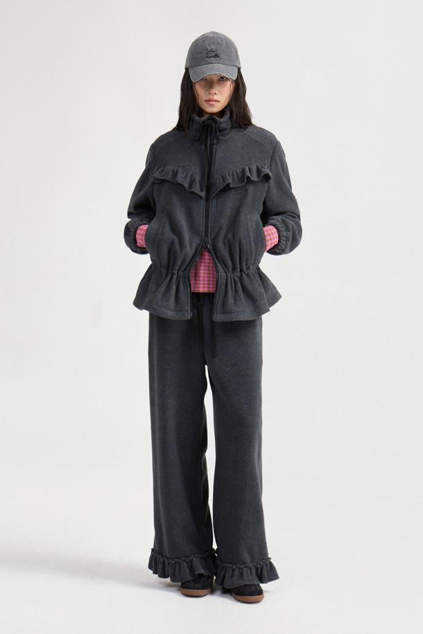 [Re-Order] 프릴 포인트 밴딩 팬츠 (grey)는 부드러운 플리스 소재의 와이드 핏 바지입니다. 톤 다운된 grey 컬러로 어떤 상의에도 쉽게 매치하여 캐주얼, 미니멀, 클래식 스타일을 연출할 수 있습니다. 허리 밴딩 처리로 편안한 착용감을 선사하며, 밑단 프릴 디테일이 여성스러운 포인트를 더합니다. 뒷 포켓 레터링 자수로 밋밋함을 덜었으며, 넉넉한 루즈핏과 긴 기장으로 가을, 겨울철 따뜻하게 즐겨 입기 좋습니다. 동일 소재 점퍼와 세트로 더욱 스타일리시하게 연출해 보세요. 집콕룩, 산책룩, 여행룩 등 다양한 TPO에 활용 가능합니다.
