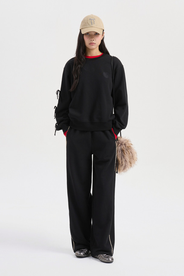 허리 테이프 져지 밴딩 팬츠 (블랙)는 캐주얼, 스트릿 스타일을 연출하기 좋은 밴딩 바지입니다. 일상, 집콕, 산책, 여행 등 다양한 상황에서 편안하게 착용할 수 있습니다. 양 사이드 절개 배색과 허리 레터링 자수, 장식 테이프 디테일이 돋보이며, 루즈핏으로 활동성을 높였습니다. 져지 소재로 제작되어 편안한 착용감을 제공하며, 웨어러블 아이템으로 활용도가 높습니다.
