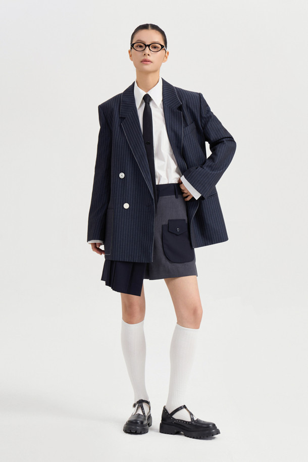 마테리얼 믹스 플리츠 쇼츠 (다크 네이비)는 유니크하면서도 클래식한 무드를 자아내는 여성 숏팬츠입니다. 부드러운 폴리에스터와 레이온 소재를 믹스하여 편안한 착용감을 선사하며, 무릎 위 기장의 A라인 핏으로 다리가 길어 보이는 효과를 줍니다. 스커트처럼 보이는 플리츠 디테일과 입체 포켓 디자인이 특징이며, 데이트룩, 카페룩, 모임룩 등 다양한 TPO에 맞춰 클래식, 미니멀, 걸리시 스타일을 연출할 수 있습니다. 간절기에 활용하기 좋은 아이템입니다.
