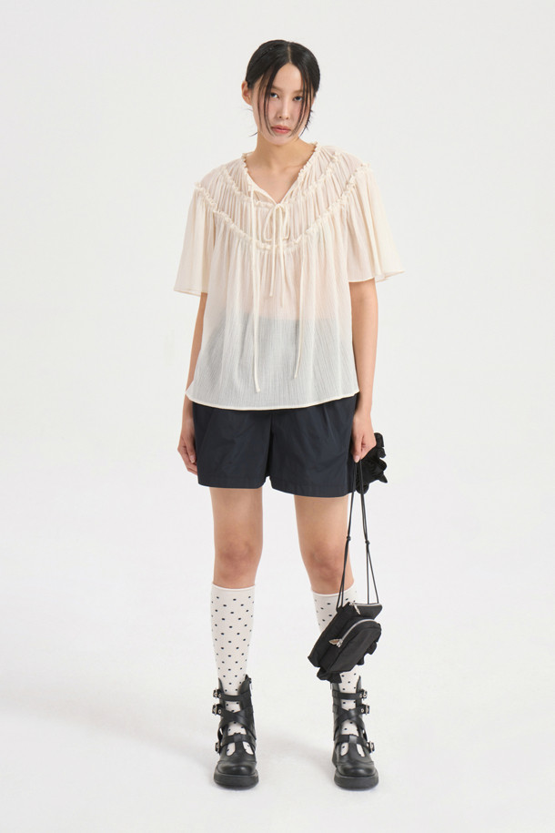 Pocket Point Shorts (dark navy)는 가볍고 시원한 착용감을 선사하는 여성용 숏팬츠입니다. 구김에 강한 폴리에스터 소재로 제작되었으며, 캐주얼한 스타일 연출에 용이합니다. 셔링 포켓 디테일과 앞중심 지퍼 디테일이 특징이며, 레귤러핏으로 편안하게 착용 가능합니다.
