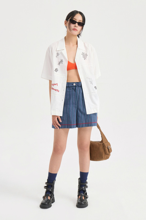다크 네이비 컬러의 Stripe Inside Banding Shorts는 여름철 시원하게 입기 좋은 여성 숏팬츠입니다. 부드러운 면 소재에 허리 속 밴딩 처리로 편안한 착용감을 제공하며, 컬러 배색 스티치와 스트라이프 패턴이 캐주얼한 스타일을 연출합니다. 레귤러핏으로 제작되어 어떤 상의에도 잘 어울리는 데일리 아이템입니다.
