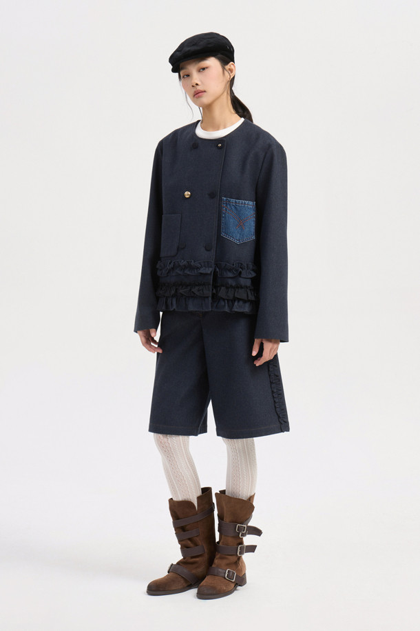 프릴 포인트 버뮤다 쇼츠 (네이비)는 여성 의류로, 캐주얼, 미니멀, 클래식 스타일을 선호하는 분들에게 적합합니다. 데이트룩, 여행룩에 어울리는 세미 A라인 핏의 반바지로, 울 소재 특유의 고급스러운 분위기를 연출합니다. 네이비 컬러에 프릴 디테일이 더해져 여성스러운 포인트를 주며, 앞 중심 지퍼로 편안하게 착용할 수 있습니다. 데님라이크 울 혼방 소재로 제작되었으며, 필링 및 이염에 주의하여 관리해야 합니다.
