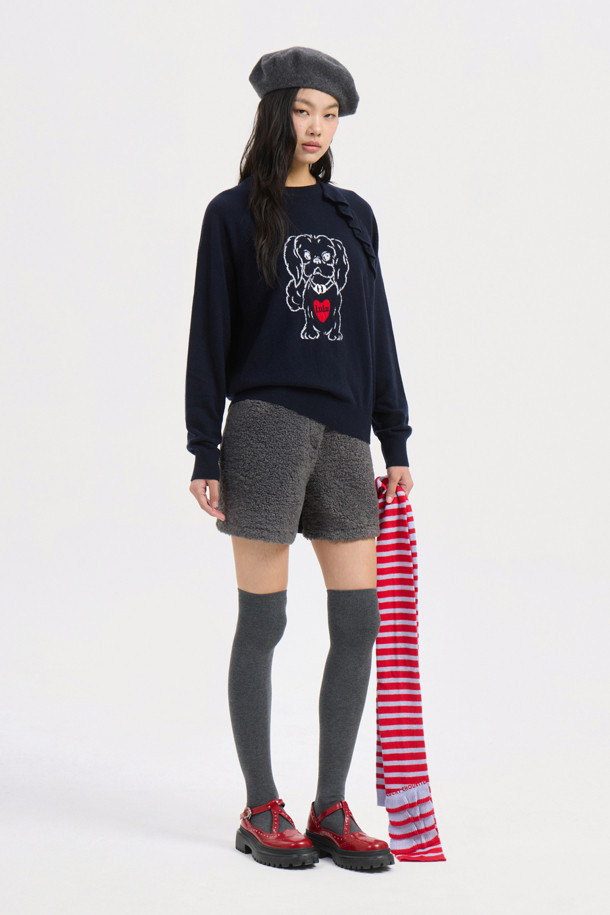 페이크 퍼 믹스 백 밴딩 쇼츠 (멀티 컬러)는 데님라이크 울 혼방 소재와 페이크 퍼의 조화가 돋보이는 여성 숏팬츠입니다. 뒷밴딩 처리로 편안한 착용감을 선사하며, 앞 중심 지퍼 디테일로 깔끔한 디자인을 완성했습니다. 숏 기장과 세미 A라인 핏으로 다리가 길어 보이는 효과를 주며, 두꺼운 두께감으로 가을, 겨울 시즌에 따뜻하게 착용할 수 있습니다. 캐주얼, 클래식, 미니멀 스타일을 모두 소화 가능하며 모임룩, 연말 모임룩으로도 활용하기 좋습니다. 부드러운 촉감과 멀티 컬러 배색으로 개성 있는 스타일을 연출해보세요. 단, 필링에 주의하여 관리해야 합니다.
