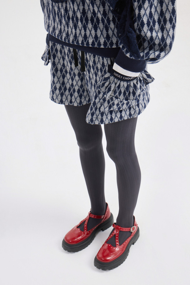 아르가일 밴딩 쇼츠 (네이비)는 부드러운 기모 소재와 루즈핏으로 편안한 착용감을 선사하는 여성 숏팬츠입니다. 캐주얼, 미니멀, 클래식 스타일을 아우르며, 집콕룩과 산책룩에 모두 잘 어울립니다. 허리 배색 디테일과 포켓 프릴 장식, 레터링 자수가 돋보이며, 아가일 패턴이 포인트를 더합니다. 두꺼운 두께감으로 겨울철에도 따뜻하게 입을 수 있으며, 밴딩 처리로 편안함을 더했습니다. 단, 필링에 주의하여 관리해야 합니다.
