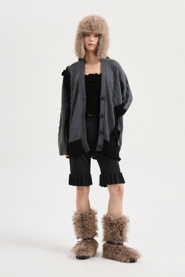 [Atelier] 바이커 밴딩 쇼츠 (블랙)는 여성들을 위한 일상복으로, 여름철 시원하게 착용할 수 있는 숏 기장의 바이커 쇼츠입니다. 부드러운 스판덱스 소재로 제작되어 슬림핏을 연출하며, 허리 밴딩과 밑단 턱 디테일, 옆라인 지퍼 디테일로 편안함과 스타일을 동시에 잡았습니다. 허리 레터링 포인트가 특징이며, 캐주얼, 스트릿, 스포티한 스타일을 모두 소화할 수 있습니다. 동네 마실룩, 피트니스룩, 바캉스룩 등 다양한 TPO에 레이어드하여 개성 있는 연출이 가능합니다.
